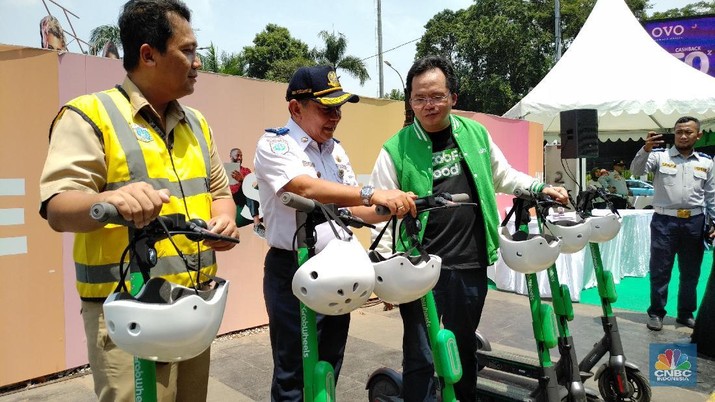  Grab  dan DKI Bikin Jalur Sepeda  dan Skuter Listrik 