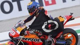 Meski tampil buruk musim ini, Lorenzo ikut mengantar Repsol Honda jadi juara dunia kategori tim. (Photo by JOSE JORDAN / AFP)
