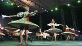 Penonton dibuat terpukau dengan berbagai penampilan yang menyajikan seni musik, tari, teater dan terutama pada pertunjukan sirkus. (ANTARA FOTO/Muhammad Adimaja)