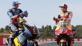 Alex Marquez berbicara dengan Marc Marquez di sela sesi foto. Kakak-adik juara dunia itu dikabarkan akan menjadi rekan setim di Repsol Honda musim depan. (AP Photo/Alberto Saiz)