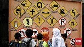 Meski terlihat sepele, bukan tak mungkin mural itu juga jadi pengingat bagi orang dewasa. (CNN Indonesia/Andry Novelino)