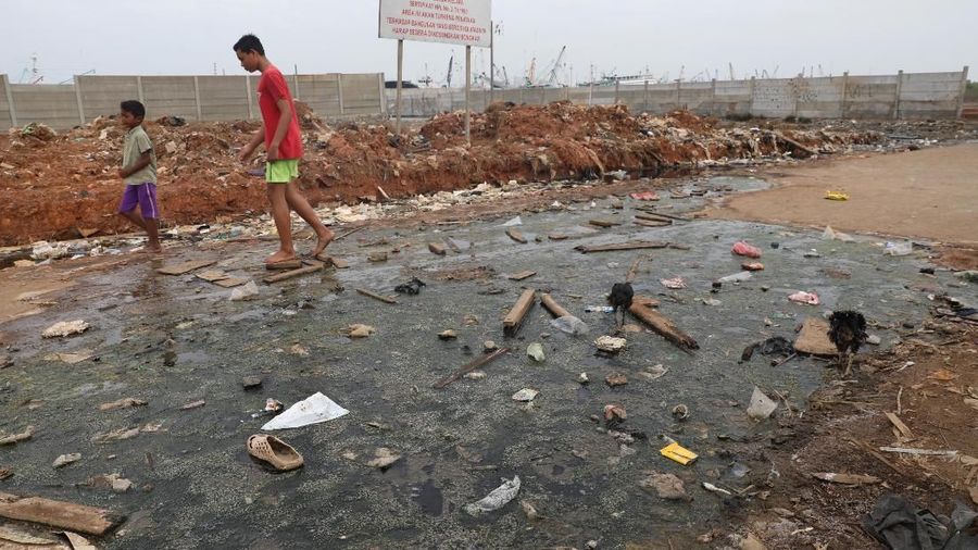 Lautan sampah terhampar luas di kampung Muara Baru, gang Marlina, RT 10/RW 17, Penjaringan, Jakarta Utara, Senin (18/11/2019).