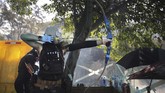 Pedemo kemudian merespons aksi polisi dengan serangan bom molotov hingga menyiapkan anak panah. (AP Photo/Kin Cheung)