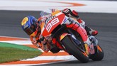 Jorge Lorenzo terus berusaha keras dan akhirnya bisa finis di posisi ke-13 pada akhir balapan MotoGP Valencia. (Photo by JOSE JORDAN / AFP)