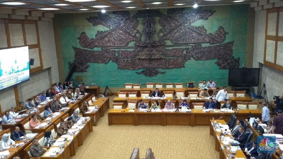 Komisi XI DPR RI mengatakan akan ikut mencari jalan penyelesaian atas masalah AJB Bumiputera yang sudah terjadi selama bertahan-tahun.