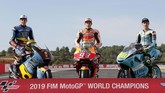 Alex Marquez, Marc Marquez, dan Lorenzo Dalla Porta berpose di atas sepeda motor. Dalla Porta yang berasal dari Italia mencegah Spanyol menyapu bersih gelar juara Grand Prix musim ini. (AP Photo/Alberto Saiz)