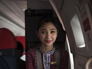 Nggak Sembarangan, Ini Arti Posisi Duduk Pramugari Saat Penerbangan