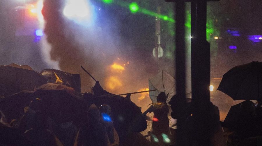 Polisi menembaki Universitas Politeknik Hongkong pada Senin (18/11/2019) pagi. Kampus tersebut sebelumnya dikuasai oleh para demonstran sepanjang Minggu malam.