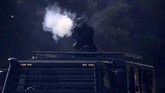 Beberapa demonstran di dalam kampus dilaporkan ditahan oleh kepolisian karena dianggap tidak mengindahkan peringatan. (AP Photo/Ng Han Guan)