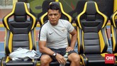 Pelatih kiper Timnas Indonesia Alan Haviluddin memantau latihan. Tiga kiper yang akan bersaing menjadi starter adalah Andritany Ardhiyasa, Teja Paku Alam, dan Muhammad Ridho. (CNN Indonesia/Nova Arifianto)