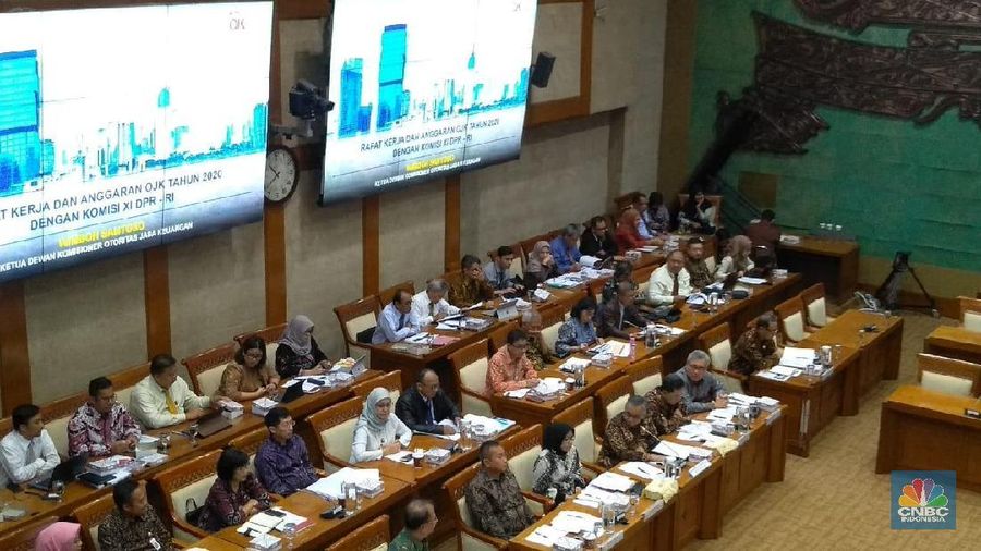Otoritas Jasa Keuangan (OJK) mengimbau agar perbankan tidak menaikan suku bunga kredit, karena biaya dana sudah mulai turun.
