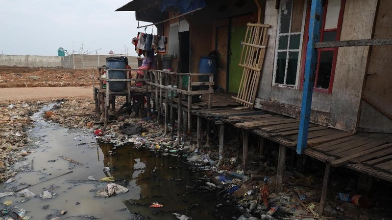 Lautan sampah terhampar luas di kampung Muara Baru, gang Marlina, RT 10/RW 17, Penjaringan, Jakarta Utara, Senin (18/11/2019).