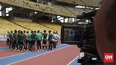 Para pemain Timnas Indonesia mendengar instruksi pelatih sementara Yeyen Tumena sebelum menjalani latihan terakhir jelang melawan Malaysia. (CNN Indonesia/Nova Arifianto)