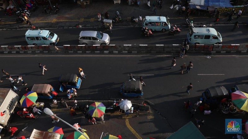 Sepinya pengunjung membuat jalan di kawasan yang biasanya macet menjadi lengang.