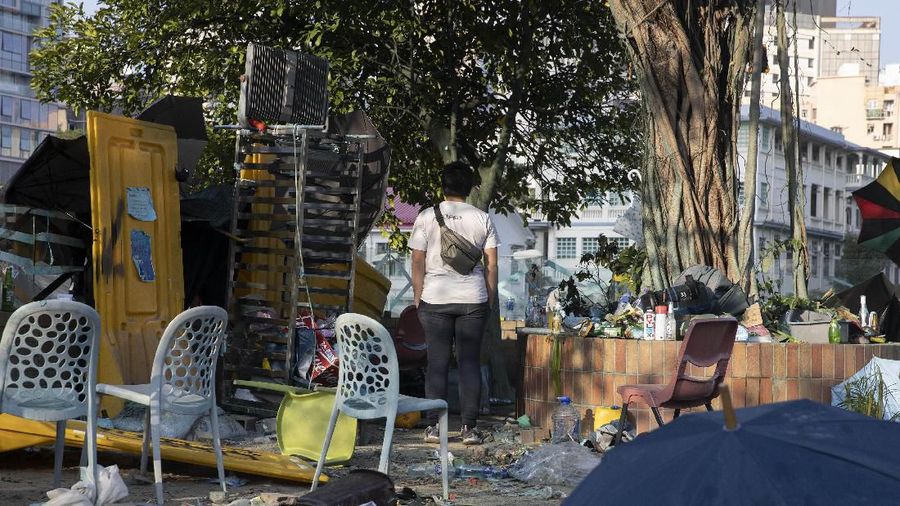 Universitas Politeknik Hong Kong jadi ajang perang antara polisi dan pendemo. Akibatnya situasi kampus porak-poranda.