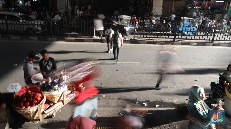 Sepinya pengunjung membuat jalan di kawasan yang biasanya macet menjadi lengang.