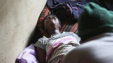 Gwena telah membantu lebih dari 100 proses persalinan dengan apa adanya. Semua ibu yang melahirnya di apartemen dua kamarnya dinyatakan selamat. Tak ada tarif yang dipatok, Gwena hanya ingin membantu para ibu hamil. (AP Photo/Tsvangirayi Mukwazhi)