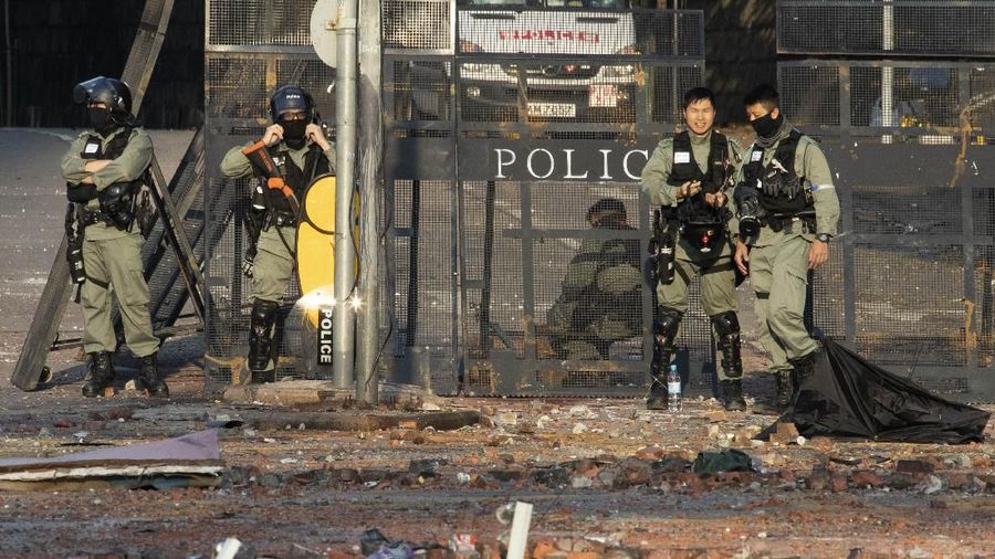 Universitas Politeknik Hong Kong jadi ajang perang antara polisi dan pendemo. Akibatnya situasi kampus porak-poranda.