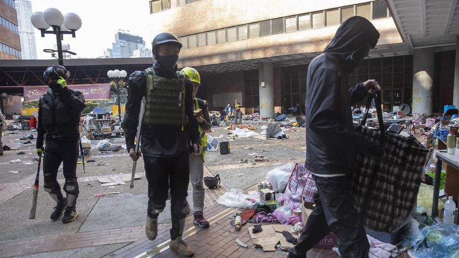 Universitas Politeknik Hong Kong jadi ajang perang antara polisi dan pendemo. Akibatnya situasi kampus porak-poranda.