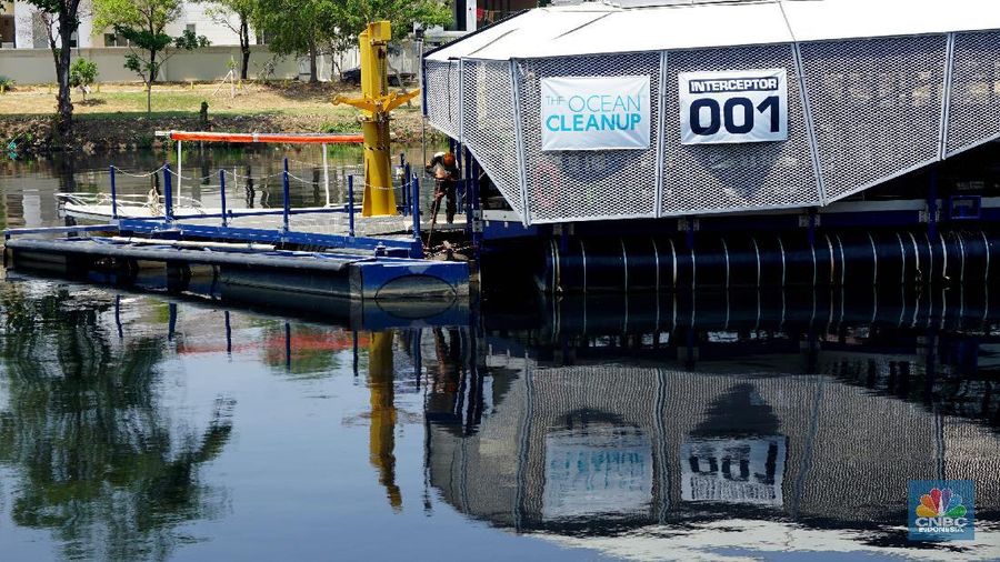 Interceptor adalah sebuah wahana nirawak yang mampu menyedot hingga 100 ton sampah plastik per hari.