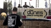 Salah satu DJ yang tampil dalam festival musik elektronik, Les Dunes Electroniques, di Gurung Ong Jmel, kota Nefta, barat Tunisia, pada (16/11). (AFP/Amine Landoulsi)