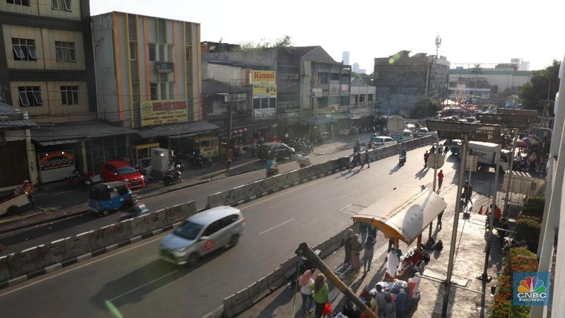 Sepinya pengunjung membuat jalan di kawasan yang biasanya macet menjadi lengang.
