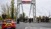 Sebuah jembatan gantung yang menghubungkan kota Mirepoix-sur-Tarn, Prancis, ambruk hingga menyebabkan dua orang tewas dan beberapa orang mengalami luka-luka. (Photo by ERIC CABANIS / AFP)