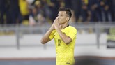 Safawi Rasid memborong dua gol Malaysia pada menit ke-30 dan ke-73. Dua gol dari pemain Johor Darul Takzim itu membuat Harimau Malaya naik ke peringkat kedua Grup G. (AP Photo/Vincent Thian)