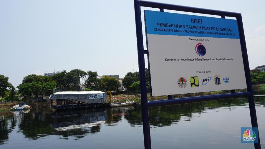Interceptor adalah sebuah wahana nirawak yang mampu menyedot hingga 100 ton sampah plastik per hari.