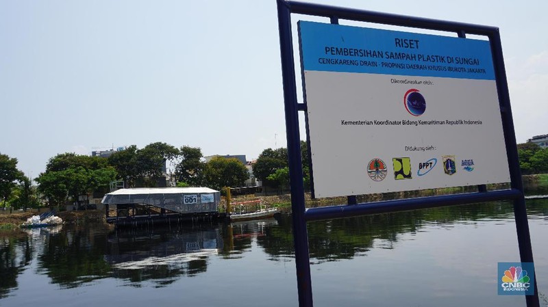 Interceptor adalah sebuah wahana nirawak yang mampu menyedot hingga 100 ton sampah plastik per hari.