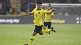 Penyerang sayap Malaysia, Safawi Rasid merayakan gol ke gawang Timnas Indonesia yang berkesudahan 2-0 di hadapan puluhan ribu pendukung tuan rumah. (AP Photo/Vincent Thian)