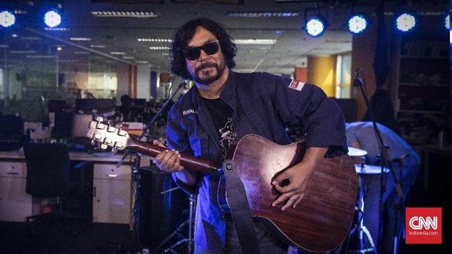 Sir Dandy, Musisi Eksentrik Minim Pretensi
