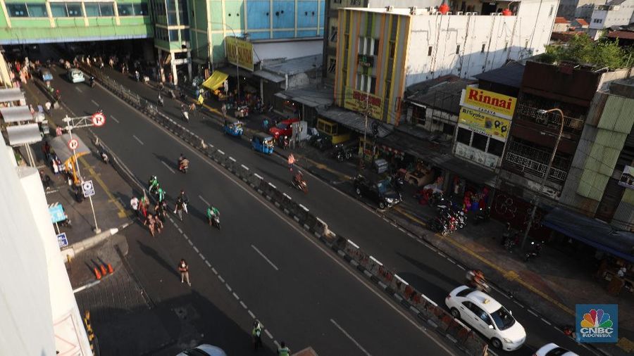 Sepinya pengunjung membuat jalan di kawasan yang biasanya macet menjadi lengang.