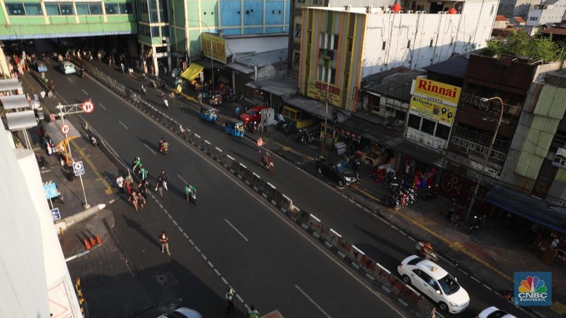 Sepinya pengunjung membuat jalan di kawasan yang biasanya macet menjadi lengang.