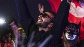 Lebih dari 20 DJ internasional dan lokal serta ribuan orang berpesta di Gurun Ong Jmel selama dua hari dalam Festival Les Dunes Electroniques. (AFP/Amine Landoulsi)