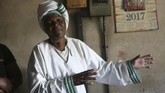 Kanyoza hanya satu dari banyak ibu yang melahirkan dengan bantuan dukun beranak bernama Esther Zinyoro Gwena (72). Gwena jadi 'pahlawan' di tengah krisis ekonomi Zimbabwe yang memaksa banyak perempuan mencari bantuan persalinan dari selain medis. (AP Photo/Tsvangirayi Mukwazhi)