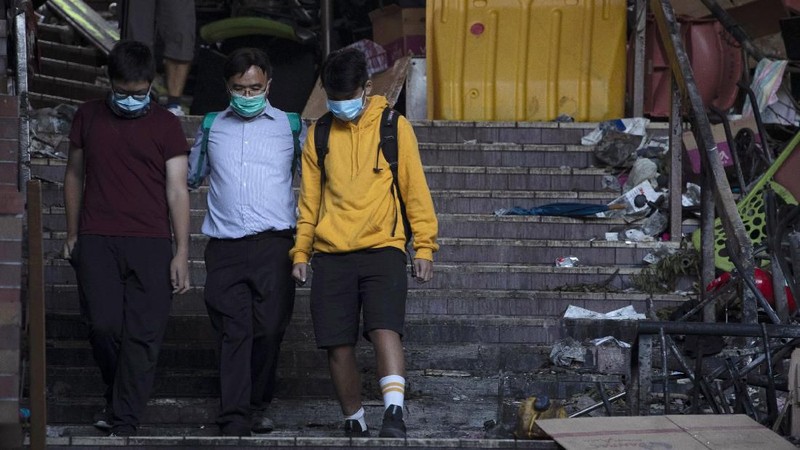 Universitas Politeknik Hong Kong jadi ajang perang antara polisi dan pendemo. Akibatnya situasi kampus porak-poranda.