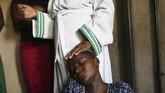 Bayi kecil itu lahir di sebuah apartemen kecil yang berlokasi di pinggiran Kota Harare. Dengan tangan kosong, seorang nenek membantu proses persalinan dan mengaku dibantu oleh bimbingan Tuhan. (AP Photo/Tsvangirayi Mukwazhi)