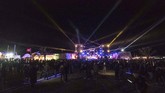 Sorotan lampu laser memeriahkan malam dalam Festival Les Dunes Electroniques. (AFP/Amine Landoulsi)
