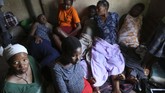 Kanyoza--perempuan Zimbabwe berusia 18 tahun--berseri-seri saat tahu bayi kecilnya lahir dengan selamat di seorang dukun beranak. (AP Photo/Tsvangirayi Mukwazhi)