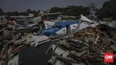 Sebelum dibawa dan ditumpuk di Jalan Pergudangan Marunda II, Jakut, pesawat-pesawat bekas itu dibelah dulu di dalam kawasan bandara agar masuk ke dalam truk kontainer. (CNN Indonesia/Bisma Septalisma)