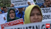 GSBI juga meminta pemerintah membatalkan kenaikan upah sebesar 8,51 persen yang ditetapkan untuk 2020 dalam aksi unjuk rasa yang digelar di Kantor Kementerian Ketenagakerjaan, Rabu (20/11). (CNN Indonesia/Bisma Septalisma)