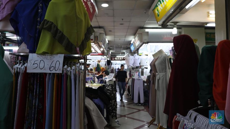 Aktivitas orang yang biasa desak-desakan di Pasar Tanah Abang kini jadi pemandangan langka.
