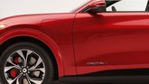 Ford Mustang Mach-E bisa bergerak sejauh 482 kilometer dengan baterai terisi penuh. Mach-E akan tersedia dengan baterai standar 75,7 kWh. (AP Photo/Carlos Osorio)