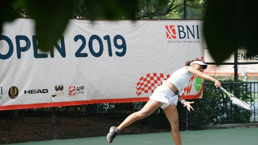 Petenis Pelatnas Putri Indonesia Aldila Sutjiadi dan Novela Rezha pada laga delapan besar BNI Tennis Open 2019 berhasil lolos kebabak semi final.
