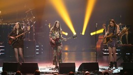 Haim Rekam Kepiluan Ditinggal Teman dalam Lagu 'Hallelujah'
