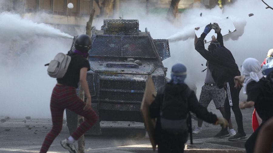 Para demonstran anti pemerintah bentrok melawan aparat keamanan di Santiago, Chili Selasa (19/11/2019)