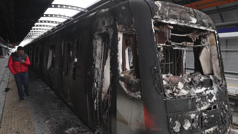 Para demonstran anti pemerintah bentrok melawan aparat keamanan di Santiago, Chili Selasa (19/11/2019)