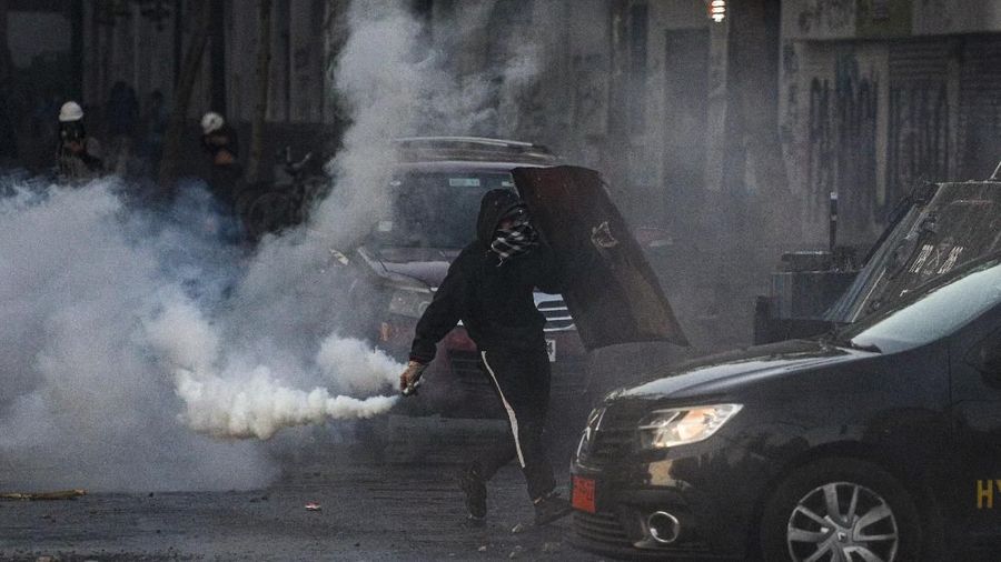 Para demonstran anti pemerintah bentrok melawan aparat keamanan di Santiago, Chili Selasa (19/11/2019)