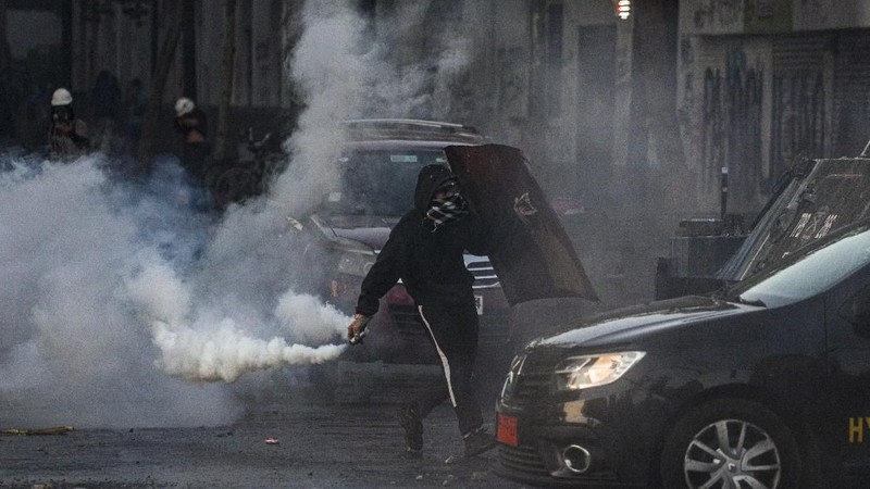 Para demonstran anti pemerintah bentrok melawan aparat keamanan di Santiago, Chili Selasa (19/11/2019)